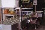B.Mek – Macchina per tartine e tramezzini Macchina industriale B.Mek per la preparazione di tartine e tramezzini con sistema di trasporto