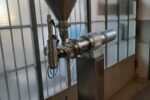 B.Mek – Dosatrice con tramoggia conica e ugello Dosatrice industriale con tramoggia conica e gruppo di erogazione in acciaio inox