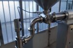 B.Mek – Dettaglio dosatrice con tramoggia Dettaglio del gruppo di dosaggio in acciaio inox collegato a tramoggia conica