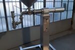 Dosatrice industriale con tramoggia conica vista lateralmente