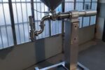 Dosatrice industriale completa con tramoggia conica e struttura di supporto
