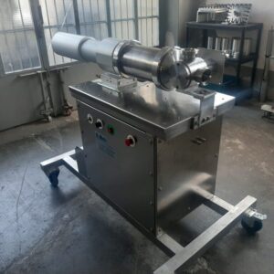 Dosatrice industriale B.Mek su carrello – Settore chimico Dosatrice B.Mek in acciaio inox con corpo cilindrico orizzontale, montata su struttura carrellata