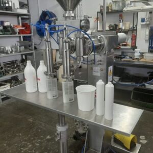 Dosatrice volumetrica a doppio ugello per cosmetici