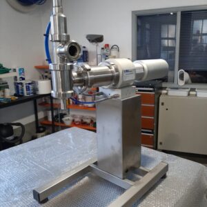 Gruppo dosatore volumetrico B.Mek in acciaio inox con testa di erogazione verticale e supporto indipendente.
