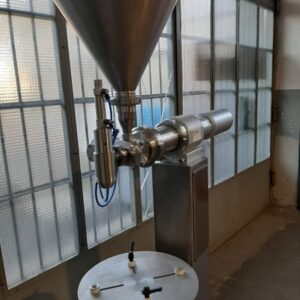 Dosatrice B.Mek con tramoggia e piano portacontenitori Dosatrice B.Mek in acciaio inox con tramoggia conica, ugello verticale e piano circolare regolabile per contenitori.