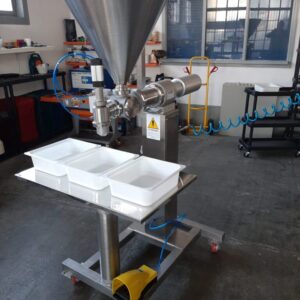 Dosatrice industriale B.Mek con tramoggia conica in acciaio inox, ugello di erogazione e vaschette di raccolta