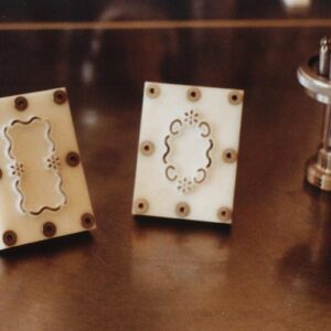 Componenti meccanici e matrici sagomate per lavorazioni industriali, con elemento metallico cilindrico